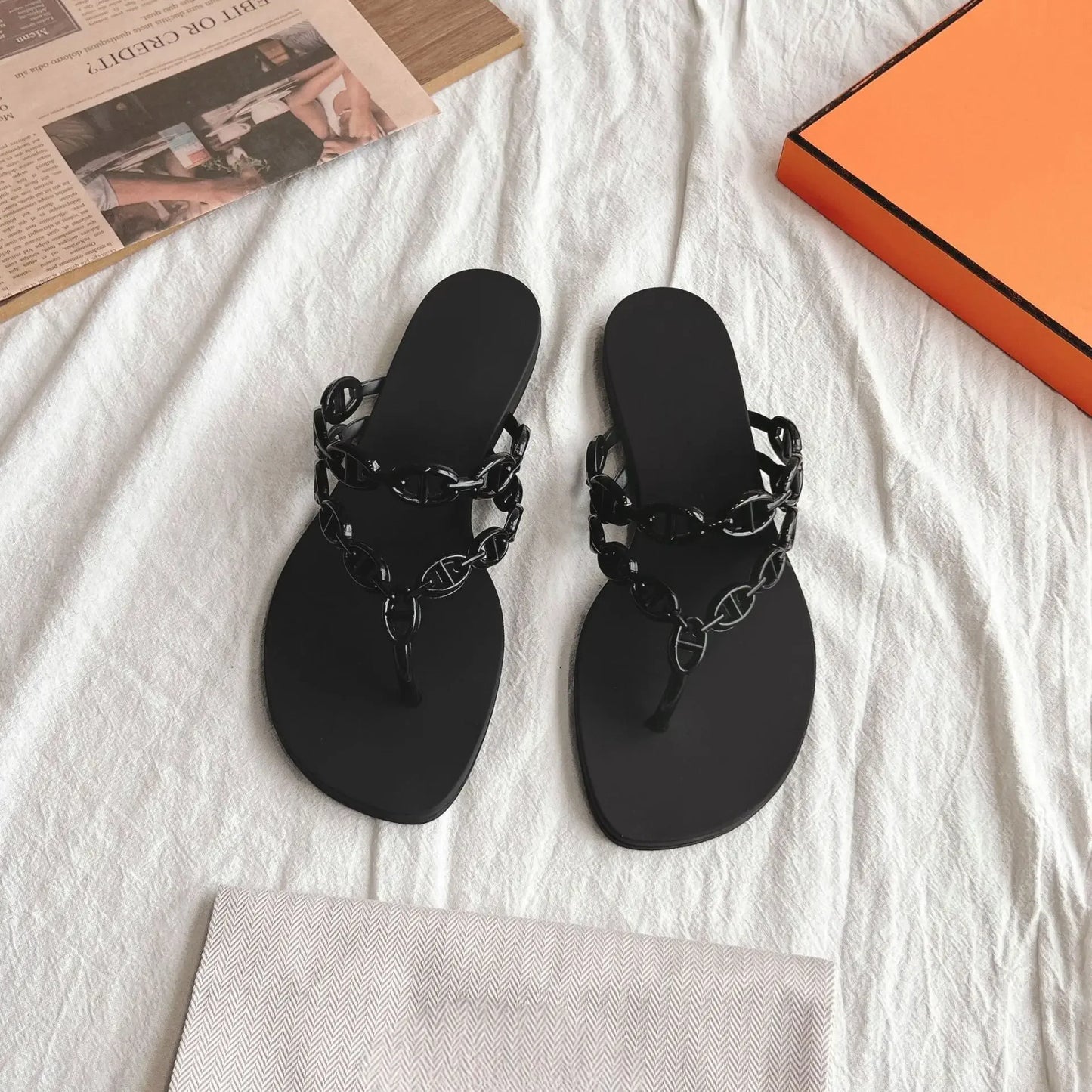 2026 Chain Pig Nose Flip-flops with Bright Jelly Shoes Wearing Flat Beach Toe Cool Slippers Women New