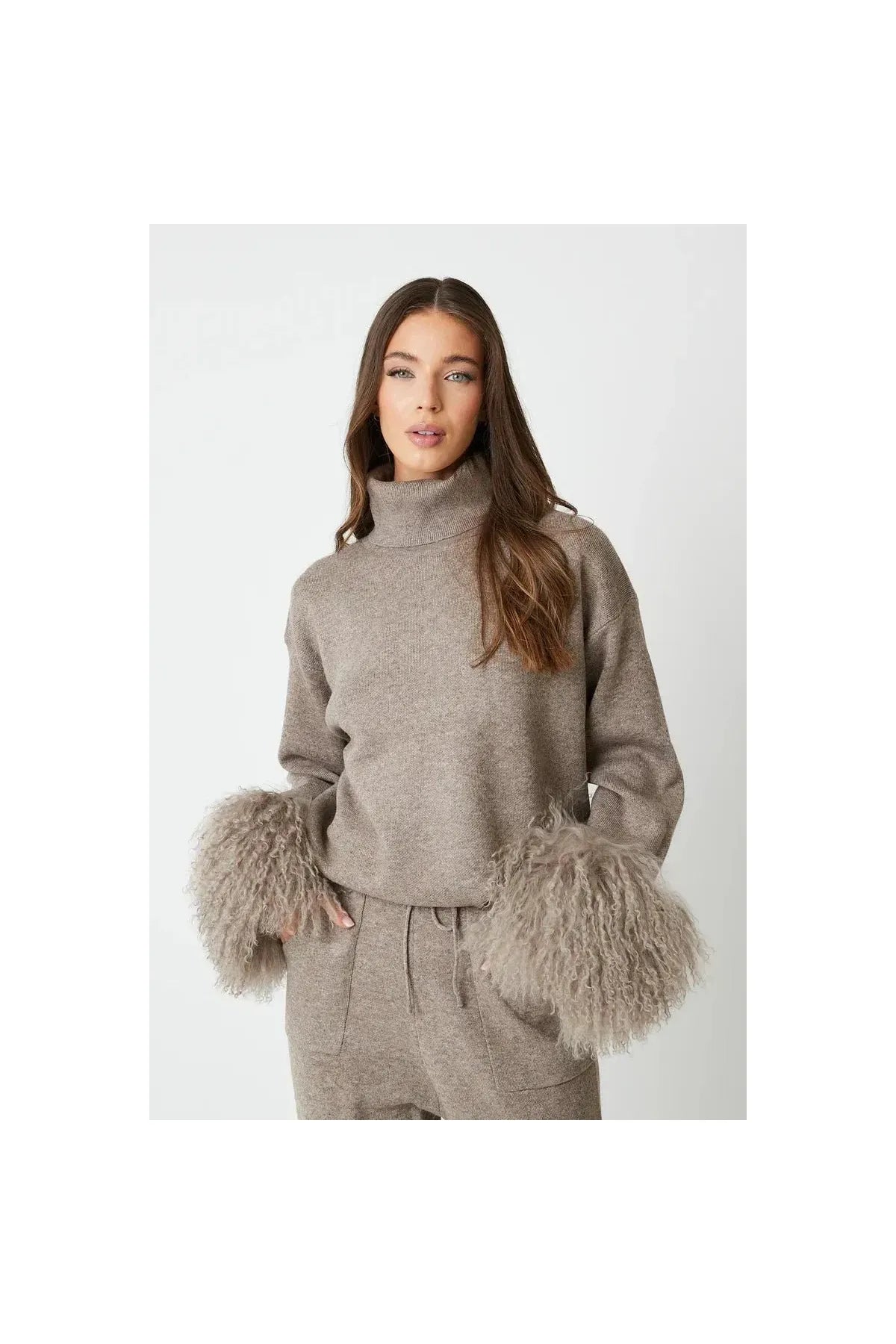 NOÉMIE – Elegantes Set mit abnehmbaren Fellärmeln.