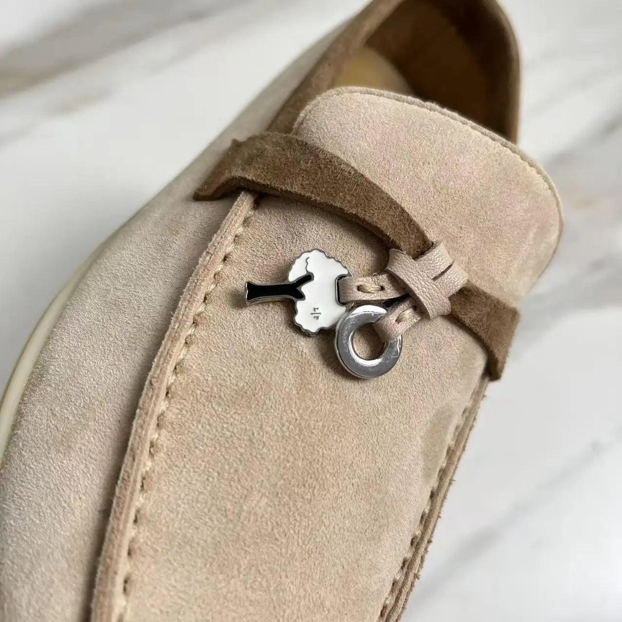 Klassische High-Top LP Loafer mit weicher Sohle, Slip-On-Schuhe, Metallschnalle, Quastendetails, lässige runde Zehenpartie, Leder-Flats