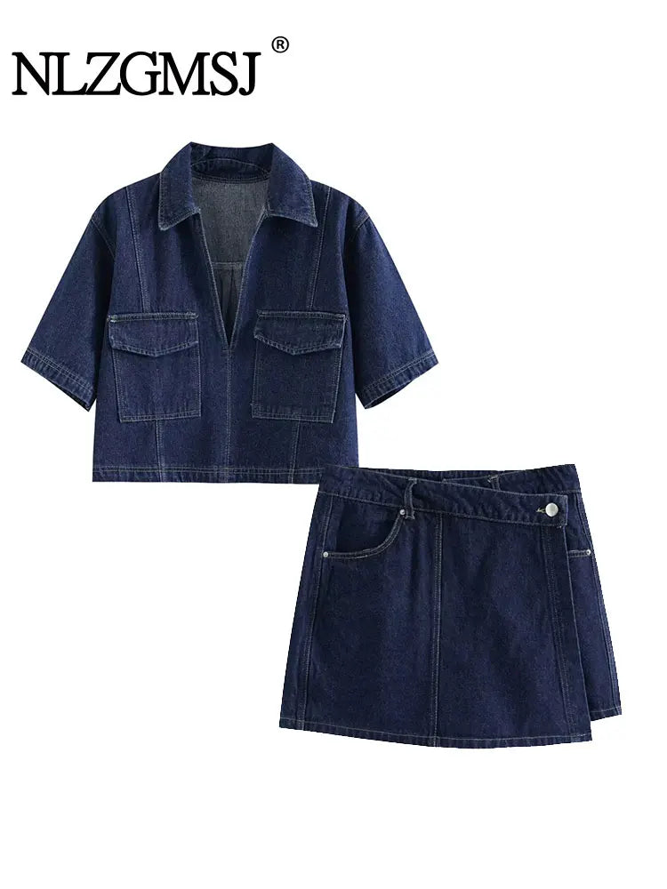 2025 Damenmode Flip Pocket Dekoration Kurzer Flip-Kragen Slim-Fit-Jeansoberteil + asymmetrischer Jeansrock 2-teiliges Set