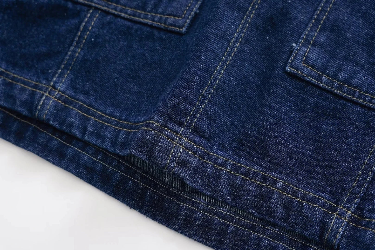 2025 Damenmode Flip Pocket Dekoration Kurzer Flip-Kragen Slim-Fit-Jeansoberteil + asymmetrischer Jeansrock 2-teiliges Set