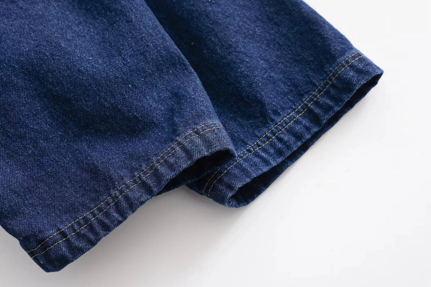 2025 Damenmode Flip Pocket Dekoration Kurzer Flip-Kragen Slim-Fit-Jeansoberteil + asymmetrischer Jeansrock 2-teiliges Set