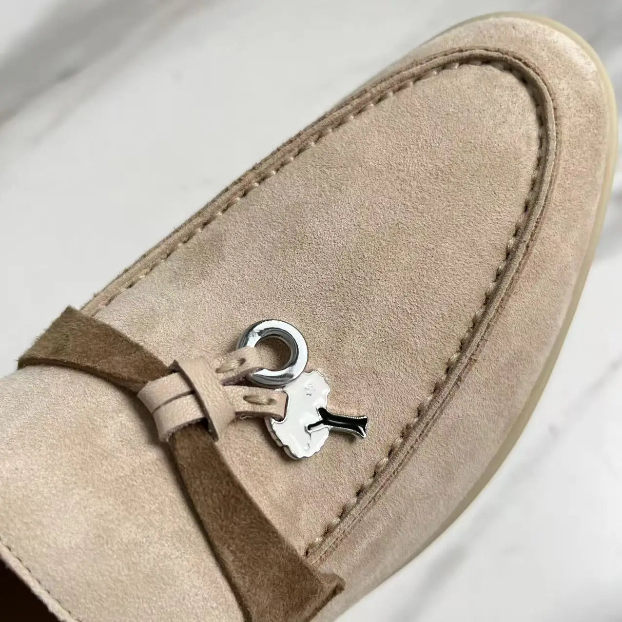 Klassische High-Top LP Loafer mit weicher Sohle, Slip-On-Schuhe, Metallschnalle, Quastendetails, lässige runde Zehenpartie, Leder-Flats