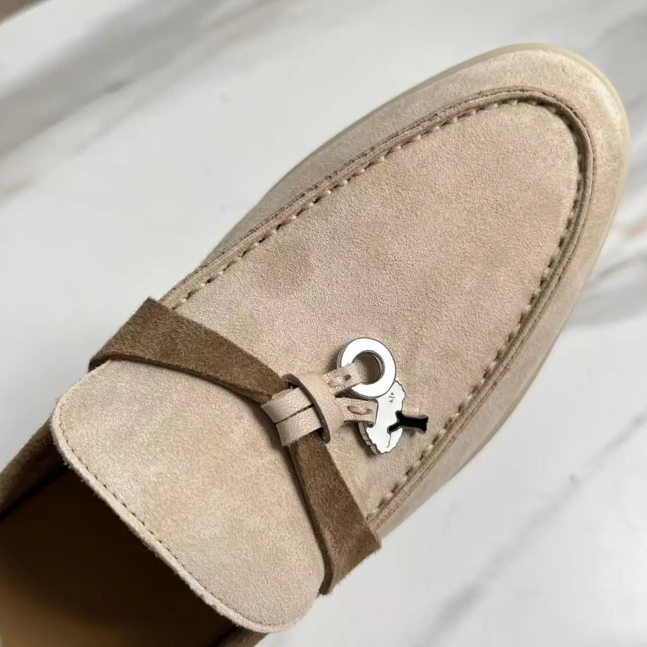 Klassische High-Top LP Loafer mit weicher Sohle, Slip-On-Schuhe, Metallschnalle, Quastendetails, lässige runde Zehenpartie, Leder-Flats