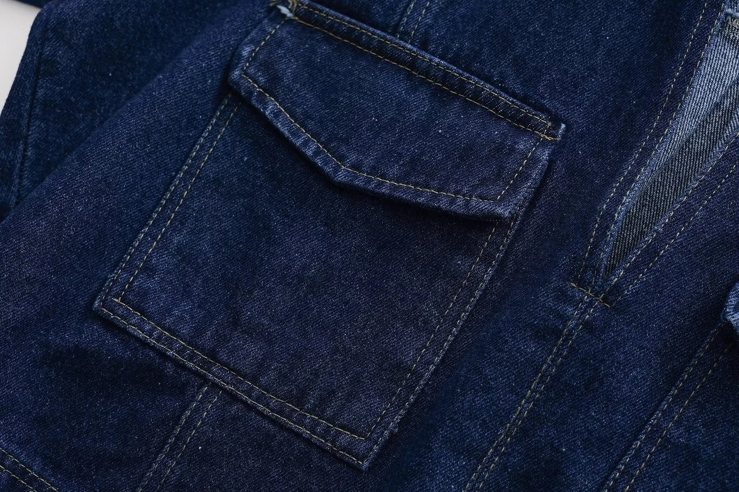2025 Damenmode Flip Pocket Dekoration Kurzer Flip-Kragen Slim-Fit-Jeansoberteil + asymmetrischer Jeansrock 2-teiliges Set