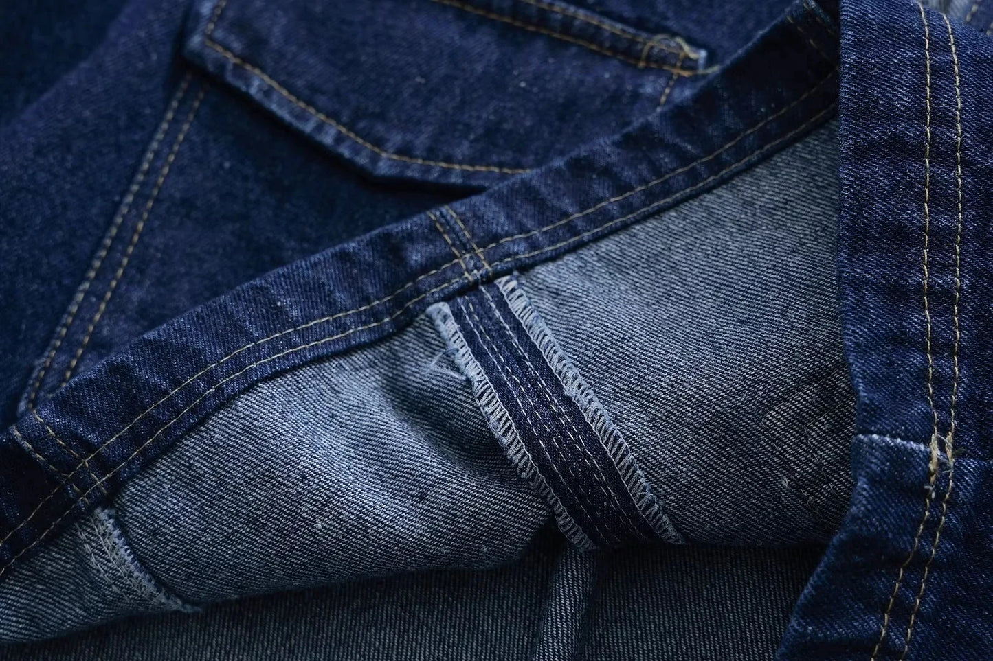 2025 Damenmode Flip Pocket Dekoration Kurzer Flip-Kragen Slim-Fit-Jeansoberteil + asymmetrischer Jeansrock 2-teiliges Set