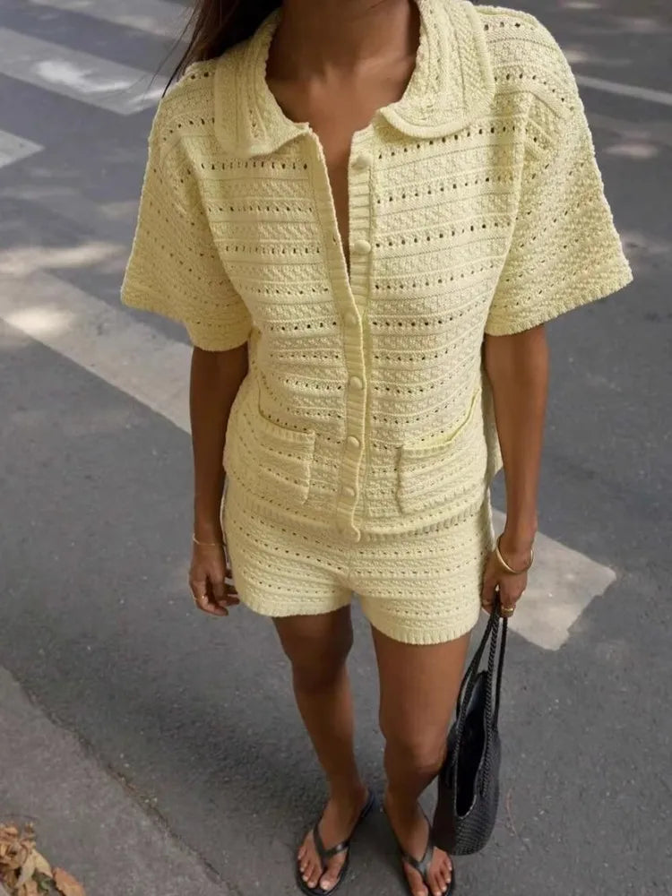 Sommer-Strickanzug für Damen, zweiteilig, mit Aussparungen, kurzärmelig, einreihig, Oberteil und Shorts, Strandurlaub