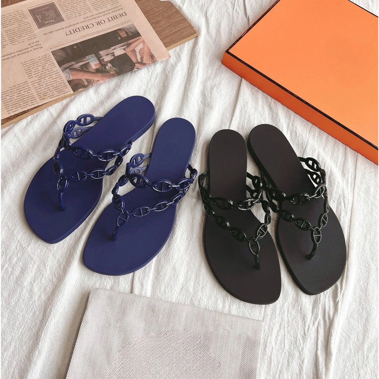 2026 Chain Pig Nose Flip-flops with Bright Jelly Shoes Wearing Flat Beach Toe Cool Slippers Women New