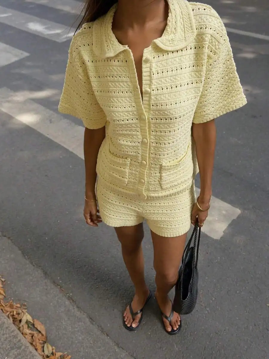 Sommer-Strickanzug für Damen, zweiteilig, mit Aussparungen, kurzärmelig, einreihig, Oberteil und Shorts, Strandurlaub