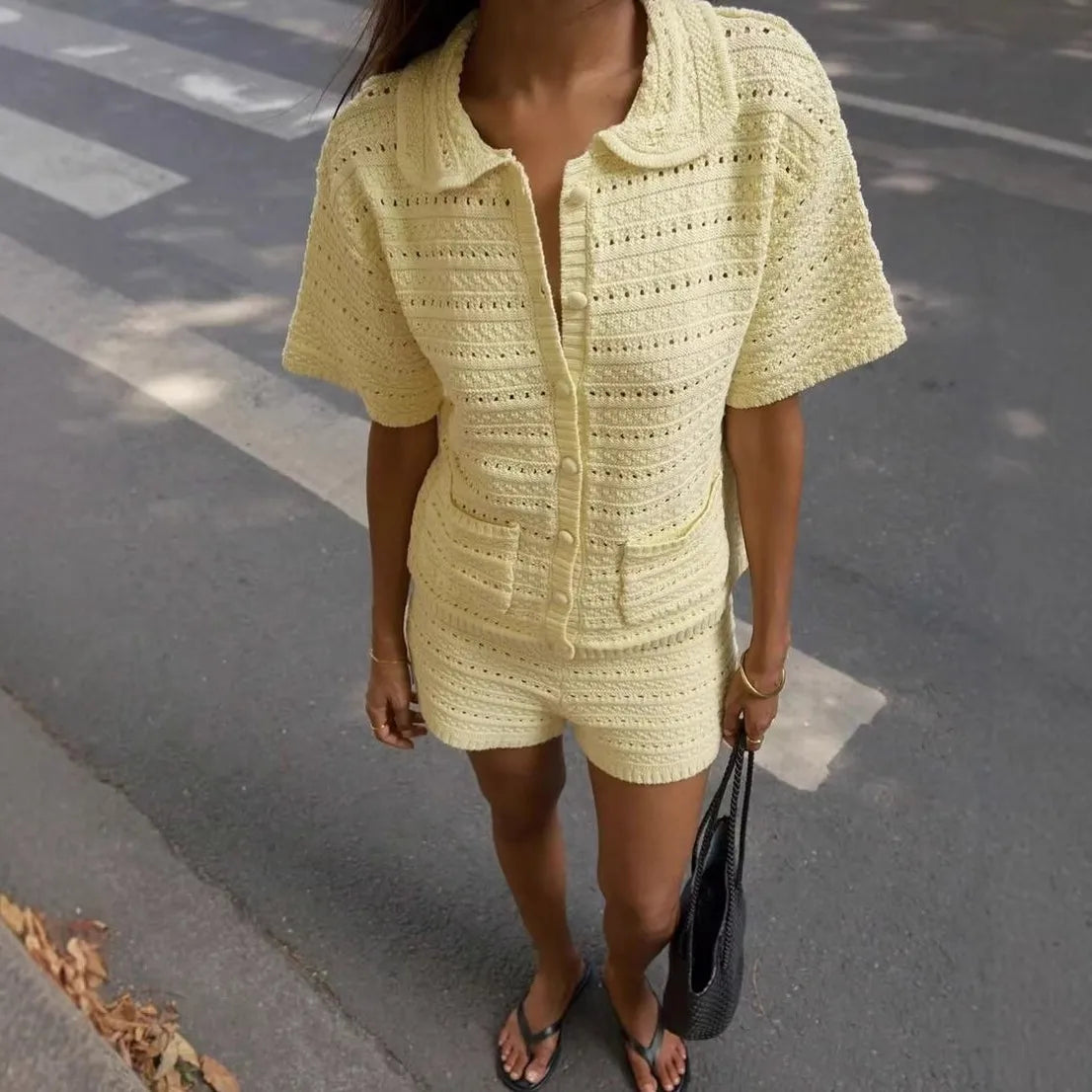 Sommer-Strickanzug für Damen, zweiteilig, mit Aussparungen, kurzärmelig, einreihig, Oberteil und Shorts, Strandurlaub