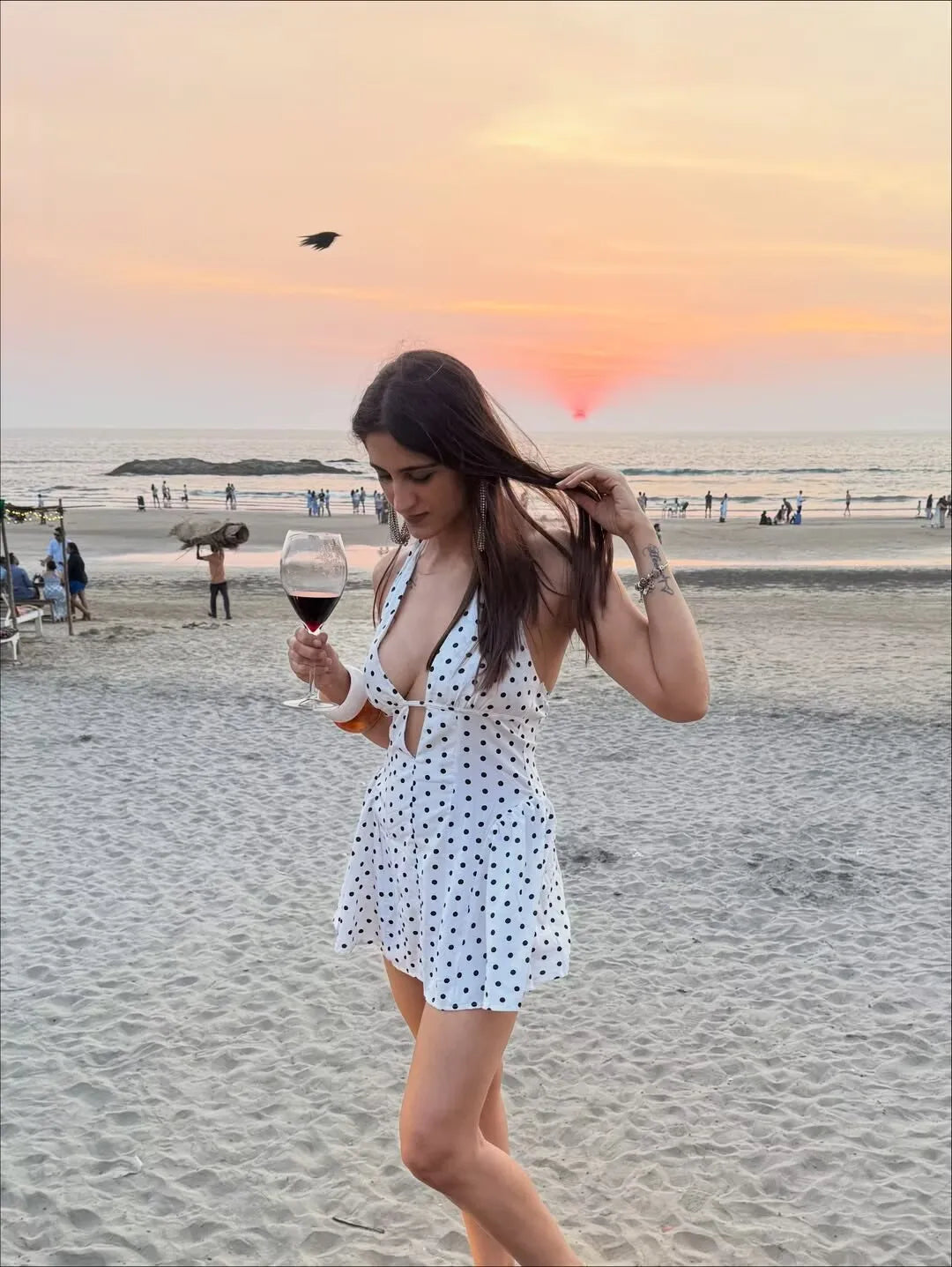YENKYE Französisch Stil Retro Polka Dot Tiefem V Halter Kleid Frauen Sexy Backless A-linie Schlank Süße Elegante Mini Kleider Sommer Robe
