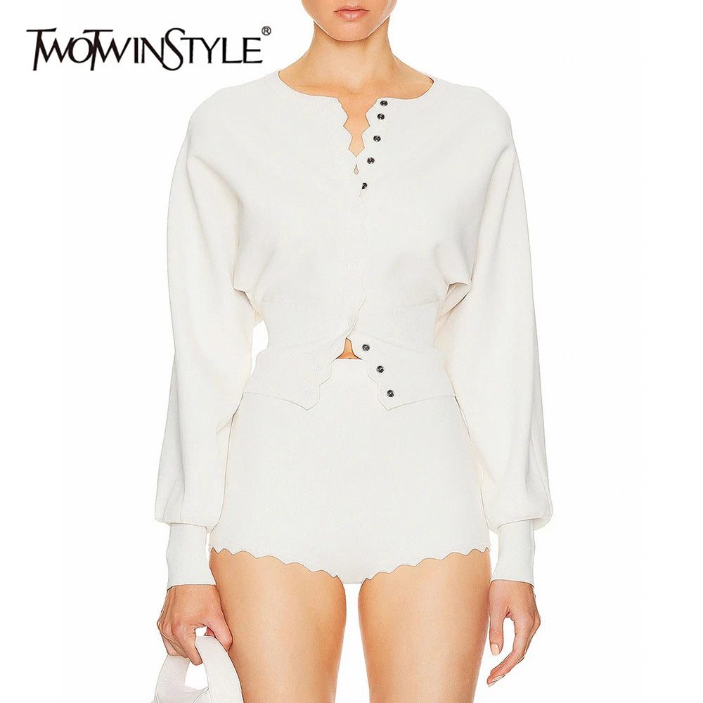 TWOTWINSTYLE Zwei Stück Set Für Frauen O Hals Laterne Hülse Patchwork Tasten Tunika Strickjacke Mittlere Taille Shorts Casual Anzug Weibliche