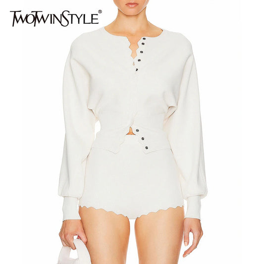 TWOTWINSTYLE Zwei Stück Set Für Frauen O Hals Laterne Hülse Patchwork Tasten Tunika Strickjacke Mittlere Taille Shorts Casual Anzug Weibliche