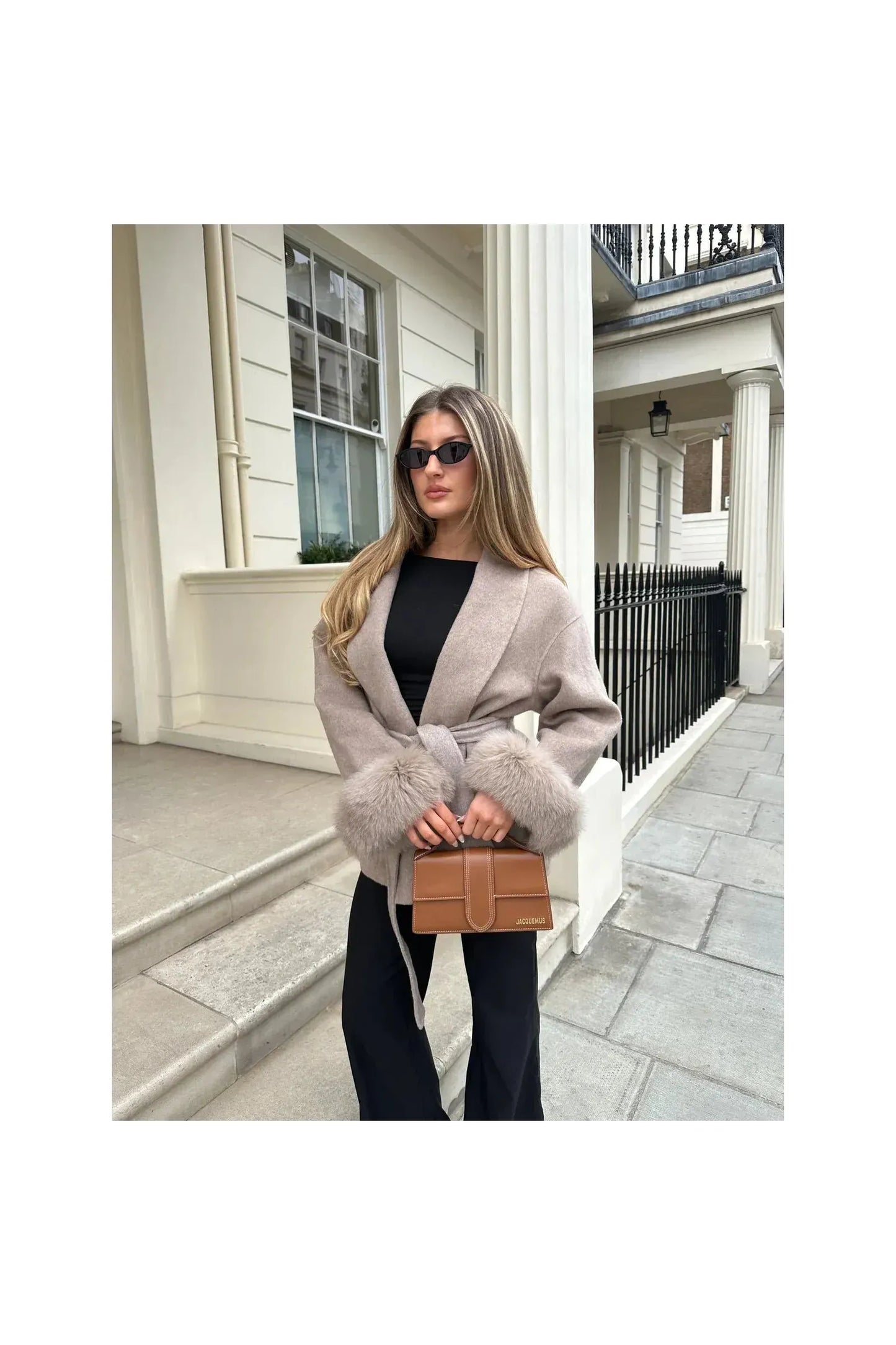 ARCTIC GRACE – Eleganter Wollmantel für Damen.