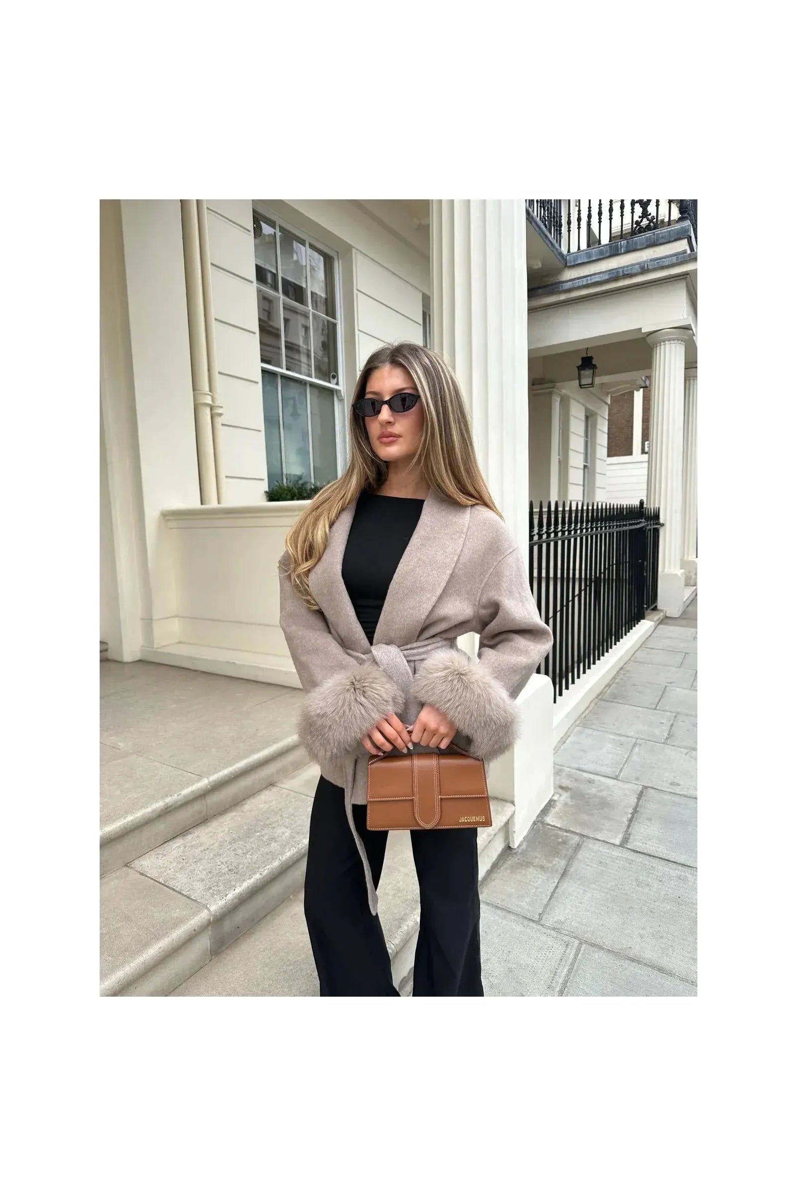 ARCTIC GRACE – Eleganter Wollmantel für Damen.