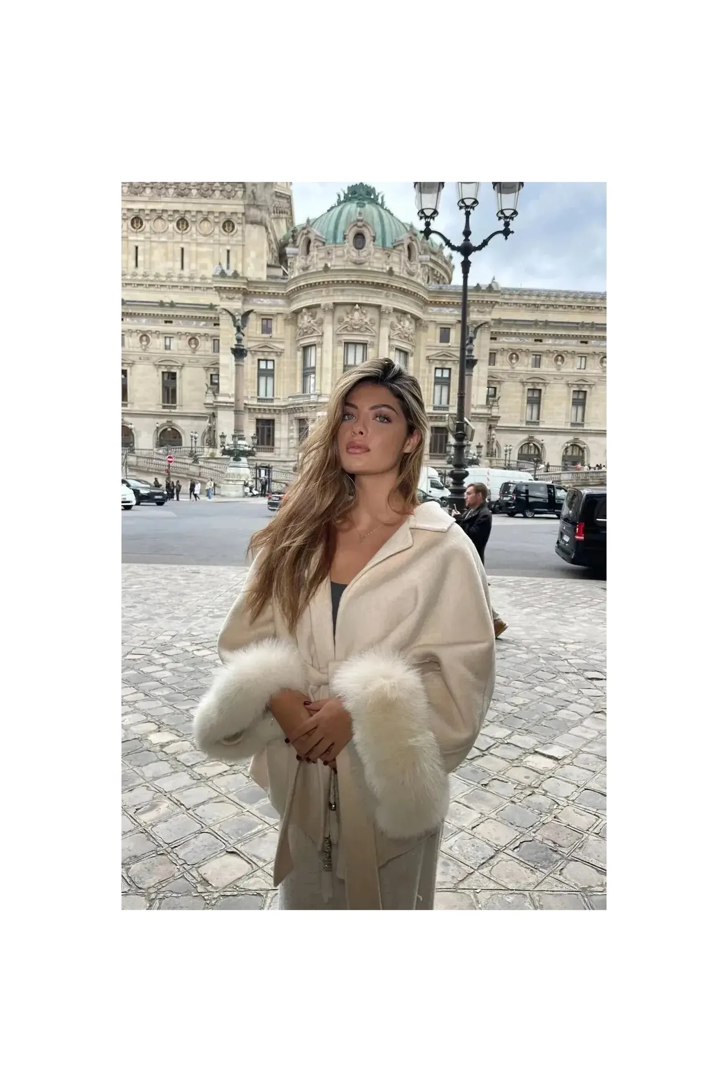 ARCTIC GRACE – Eleganter Wollmantel für Damen.