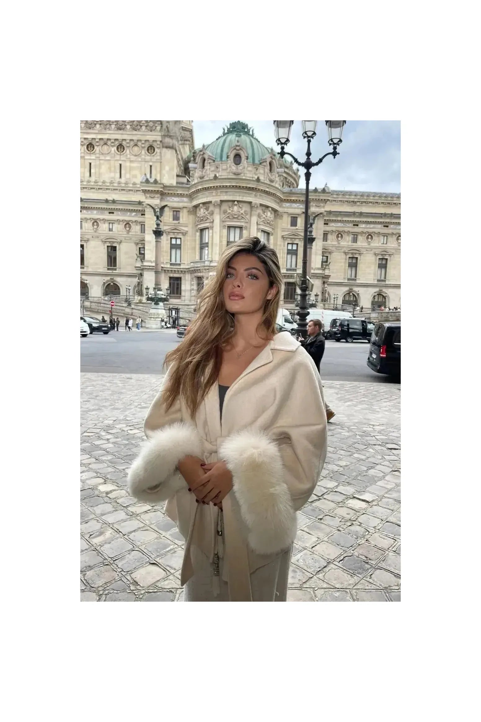 ARCTIC GRACE – Eleganter Wollmantel für Damen.