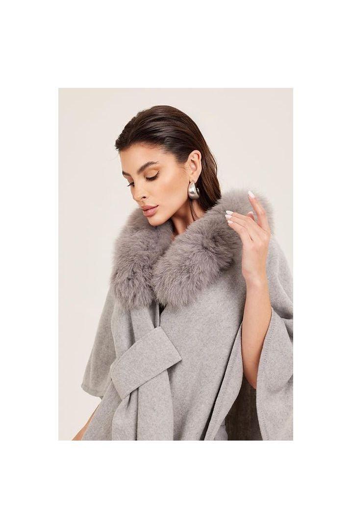 AURELIE - Cape mit abnehmbaren Kunstpelzkragen.