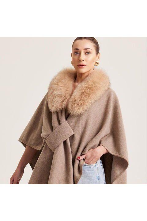 AURELIE - Cape mit abnehmbaren Kunstpelzkragen.