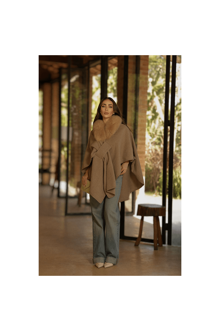 AURELIE - Cape mit abnehmbaren Kunstpelzkragen.