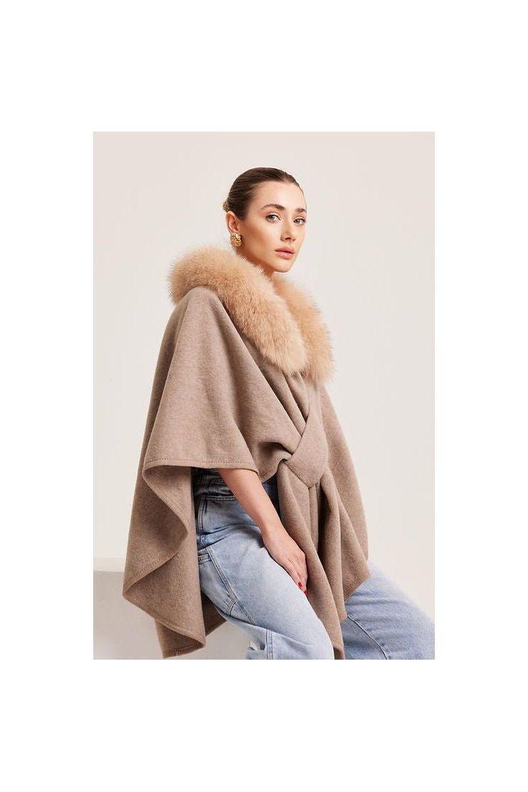AURELIE - Cape mit abnehmbaren Kunstpelzkragen.