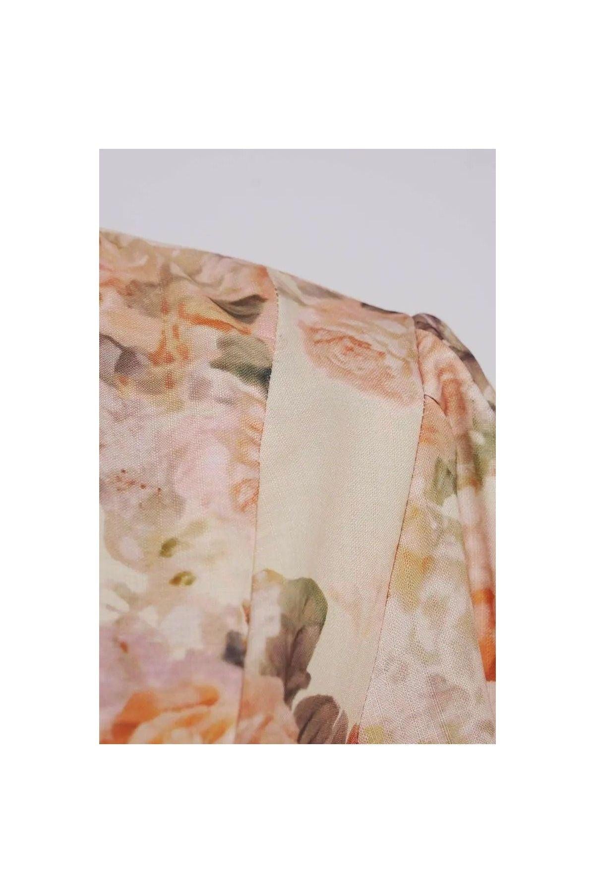 Elegantes Maxikleid mit floralem Print und Puffärmeln.