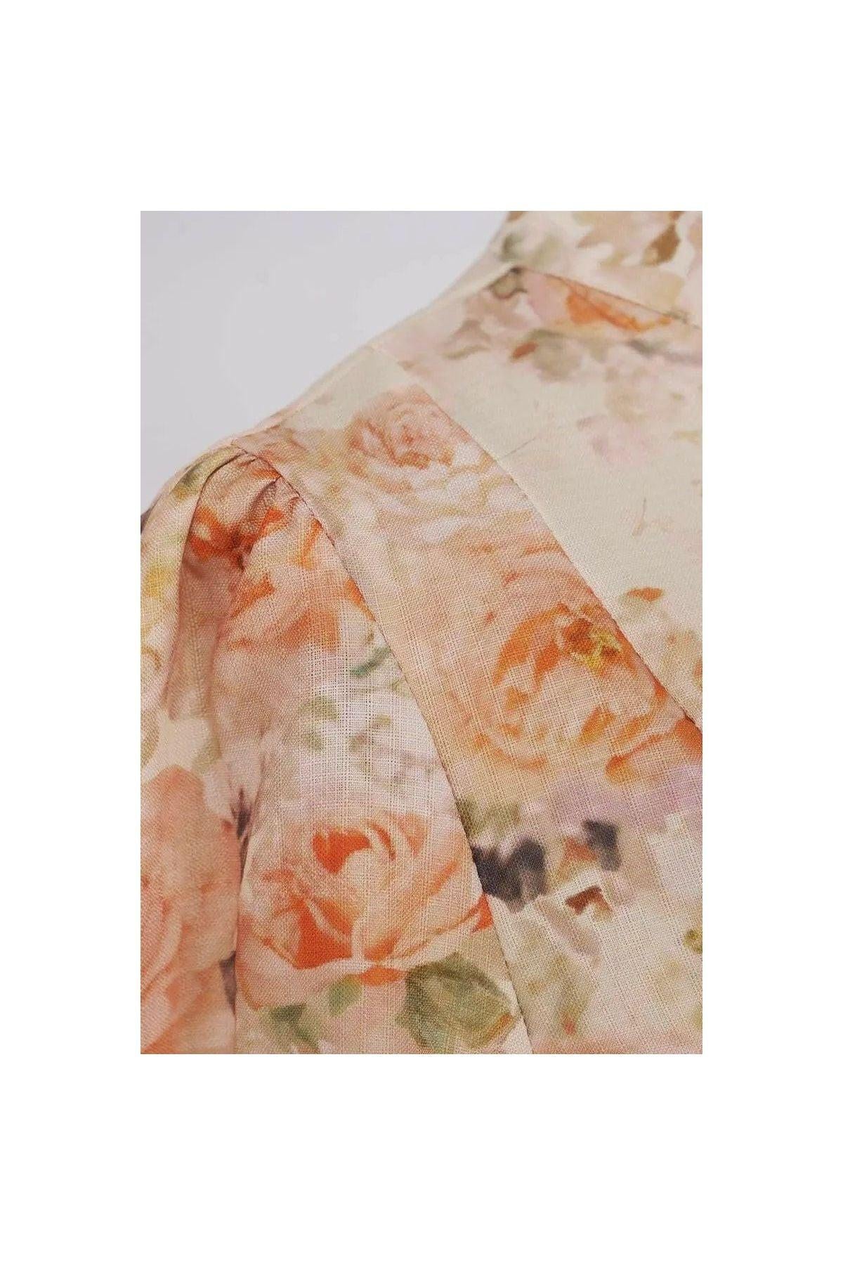 Elegantes Maxikleid mit floralem Print und Puffärmeln.