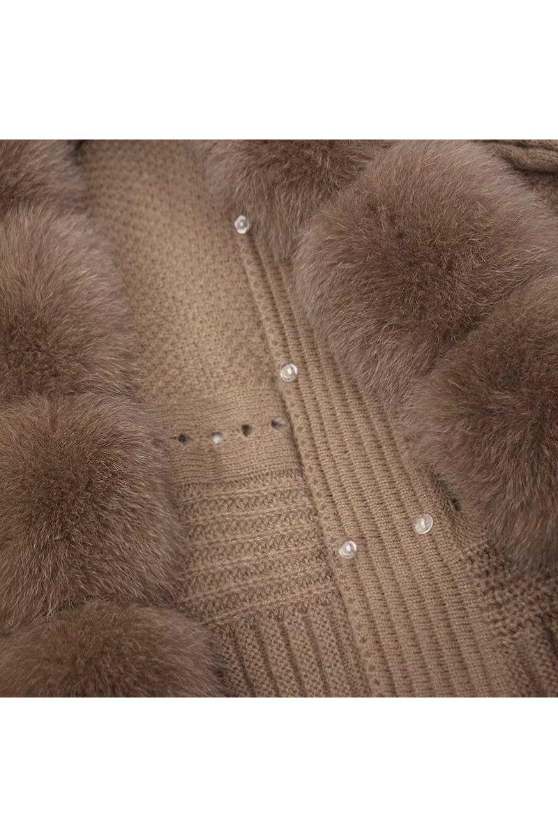 LUMINA – Winter Cardigan mit Kunstpelzkragen.