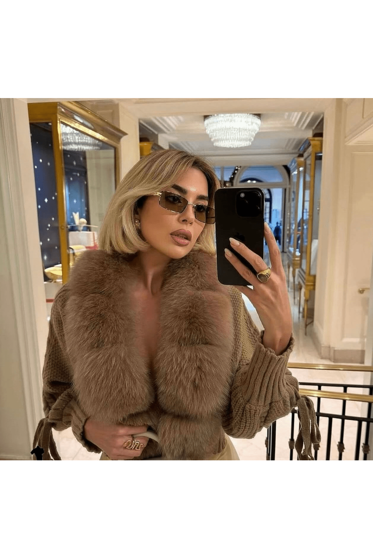 LUMINA – Winter Cardigan mit Kunstpelzkragen.