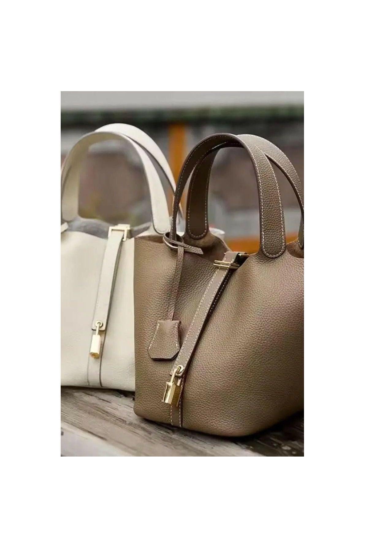 Luxe Bucket Bag mit Schlossdetail.