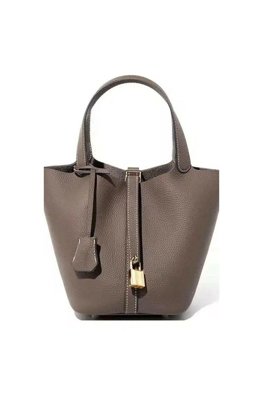 Luxe Bucket Bag mit Schlossdetail.