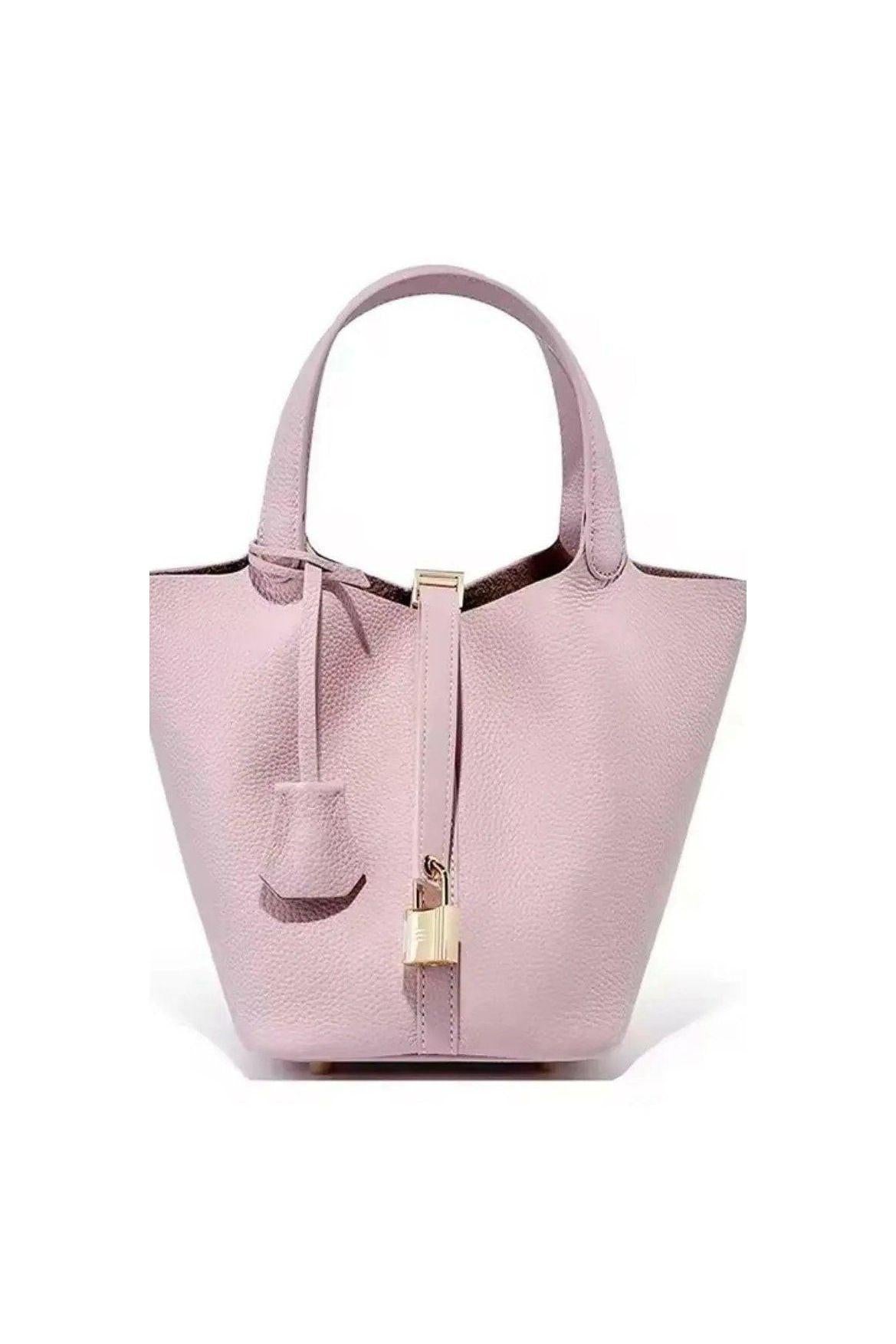 Luxe Bucket Bag mit Schlossdetail.