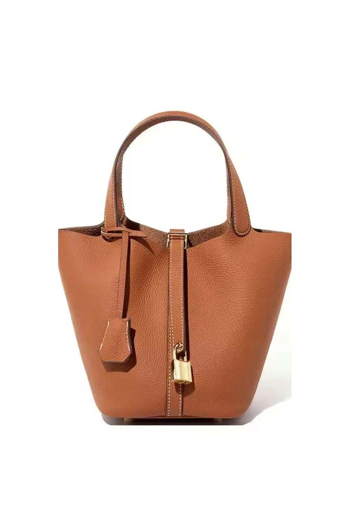 Luxe Bucket Bag mit Schlossdetail.