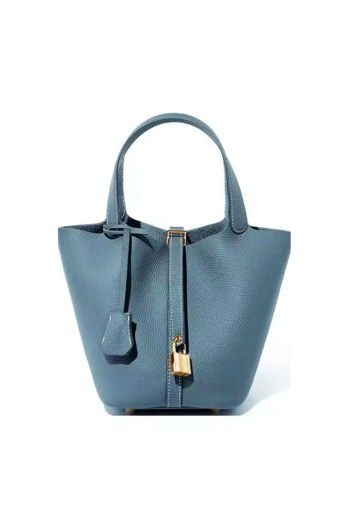 Luxe Bucket Bag mit Schlossdetail.