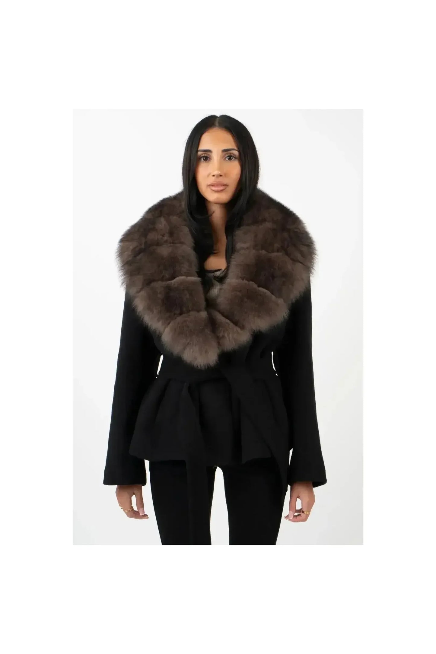 ELISA – Luxuriöse Damenjacke mit Kunstpelzkragen.