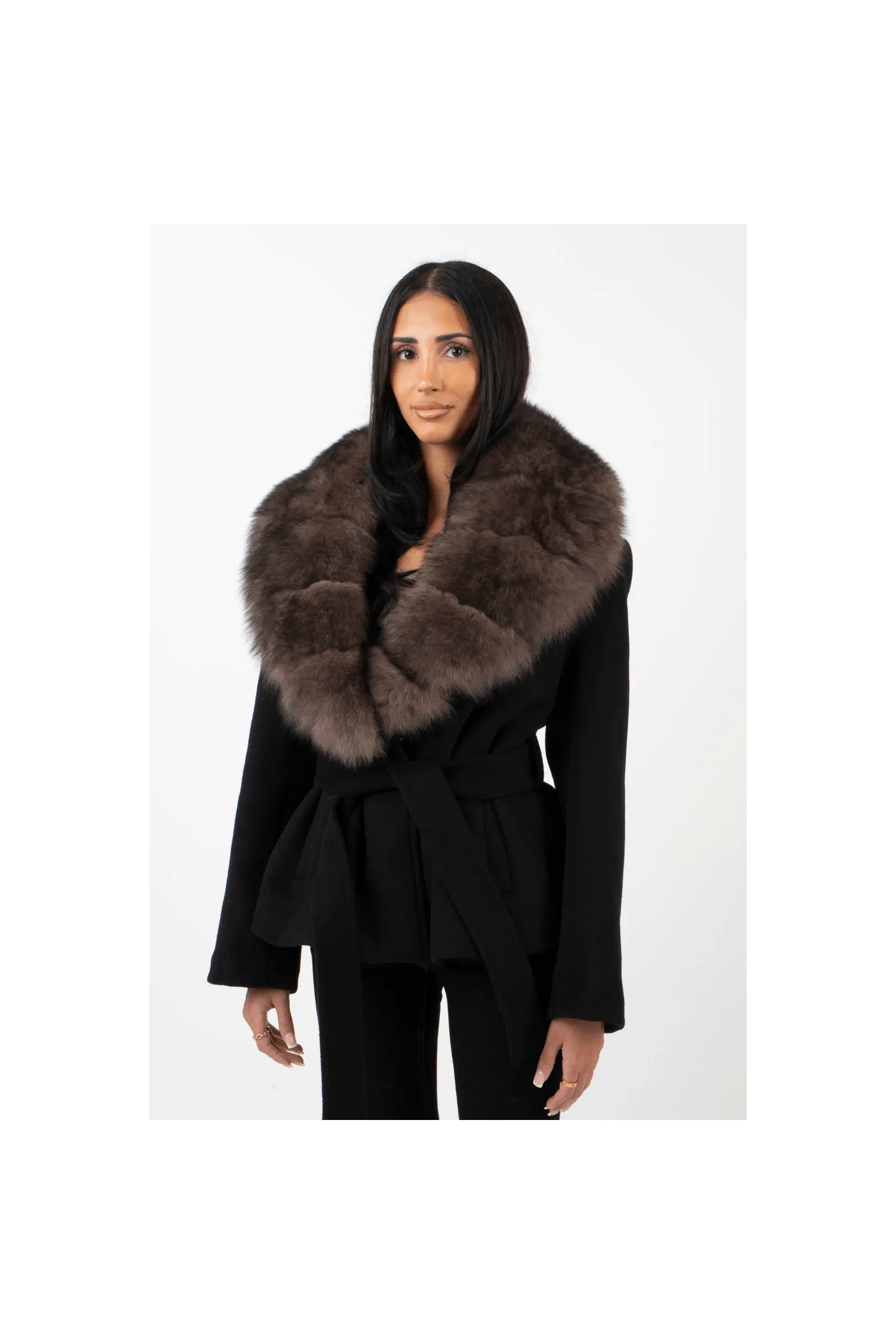 ELISA – Luxuriöse Damenjacke mit Kunstpelzkragen.