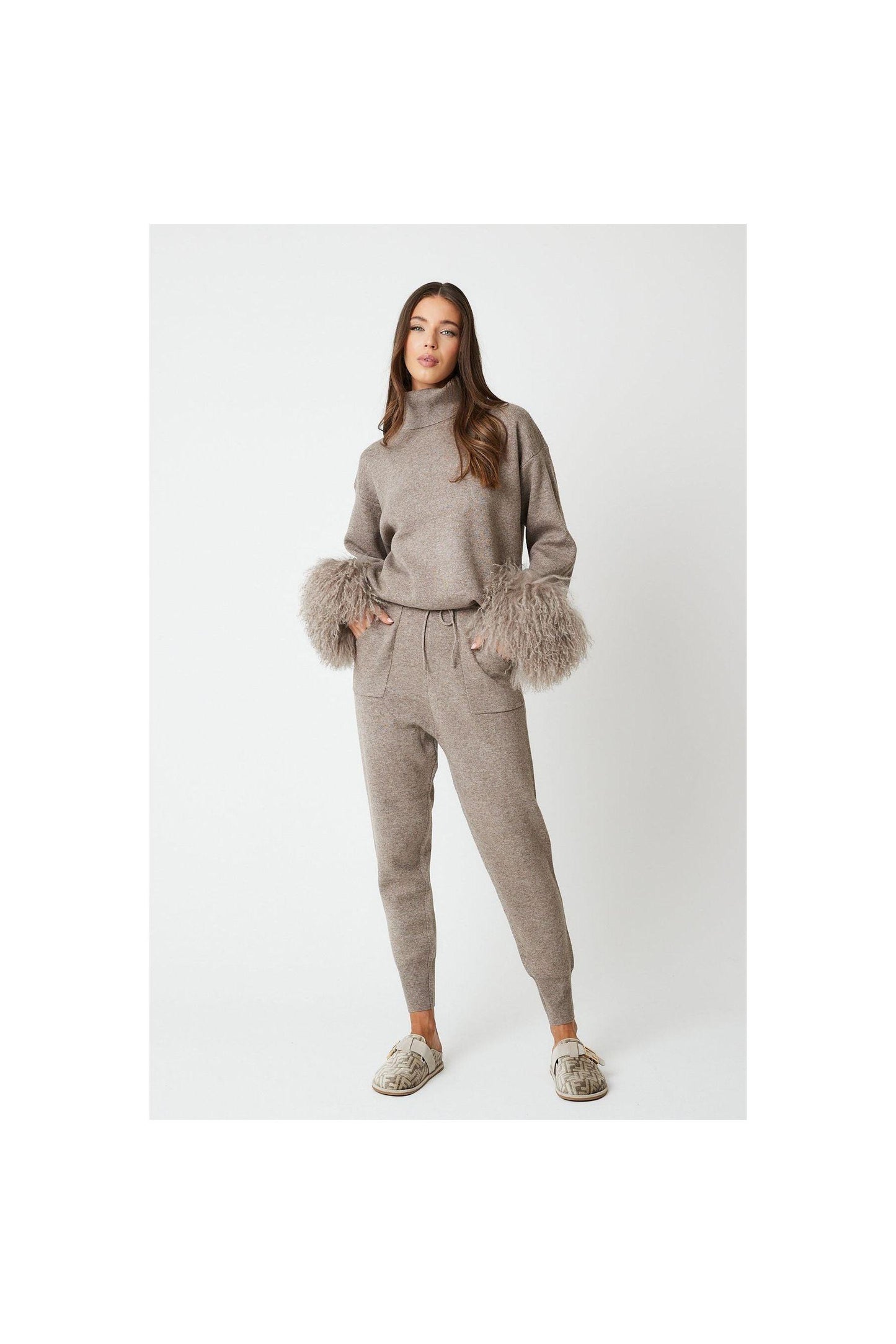 NOÉMIE – Elegantes Set mit abnehmbaren Fellärmeln.