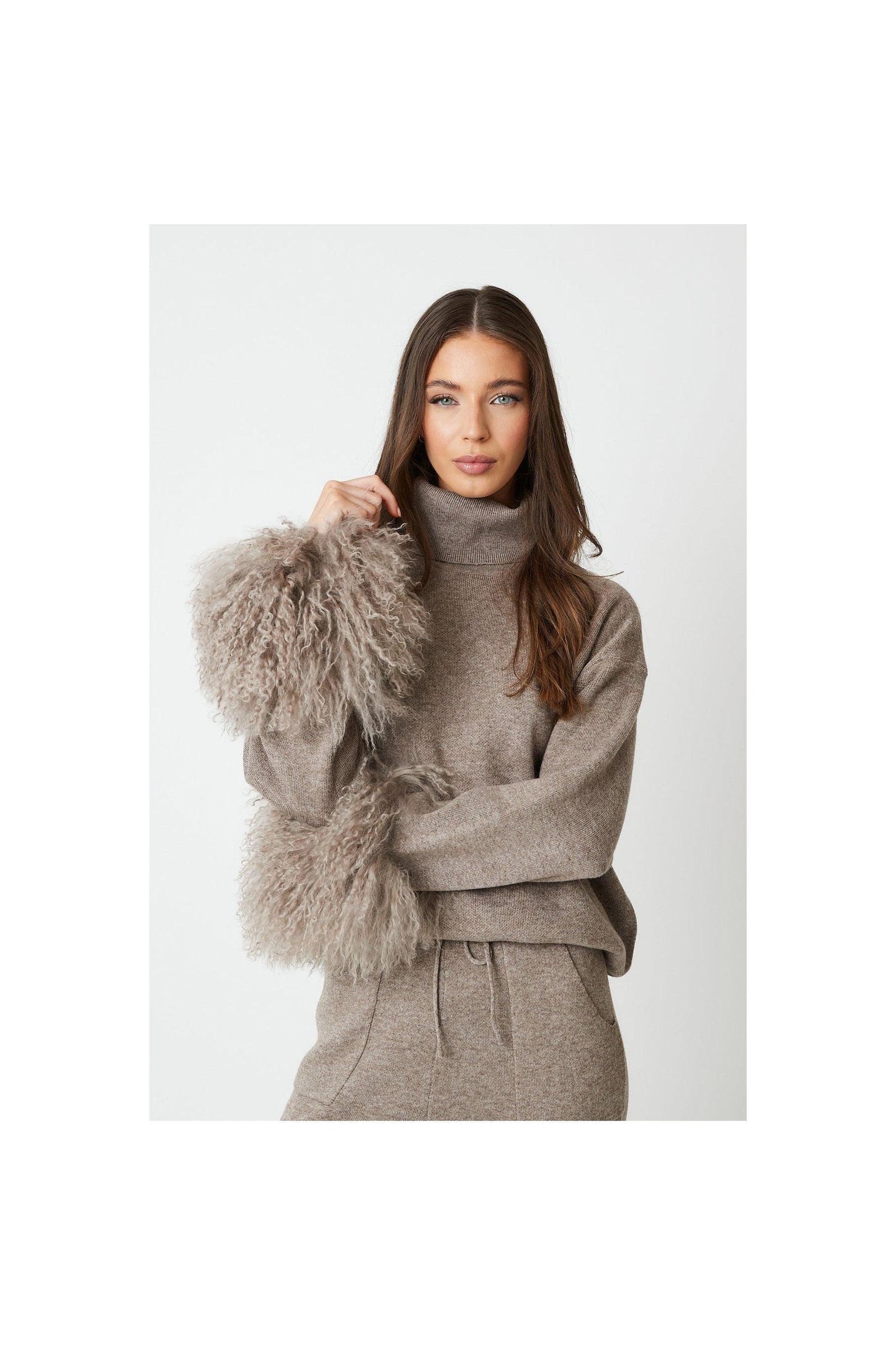 NOÉMIE – Elegantes Set mit abnehmbaren Fellärmeln.