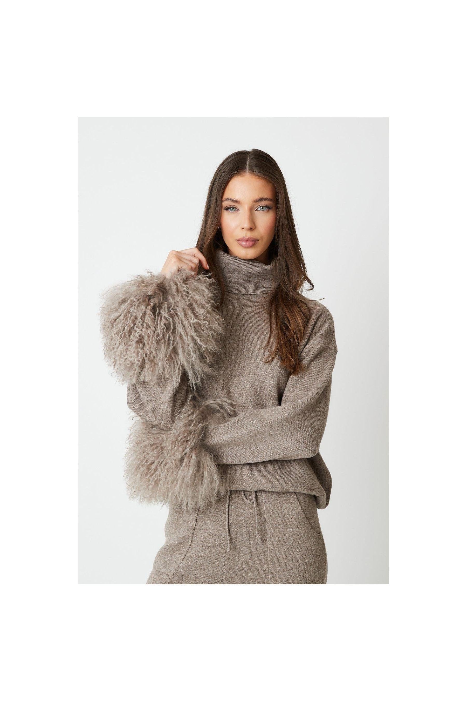 NOÉMIE – Elegantes Set mit abnehmbaren Fellärmeln.