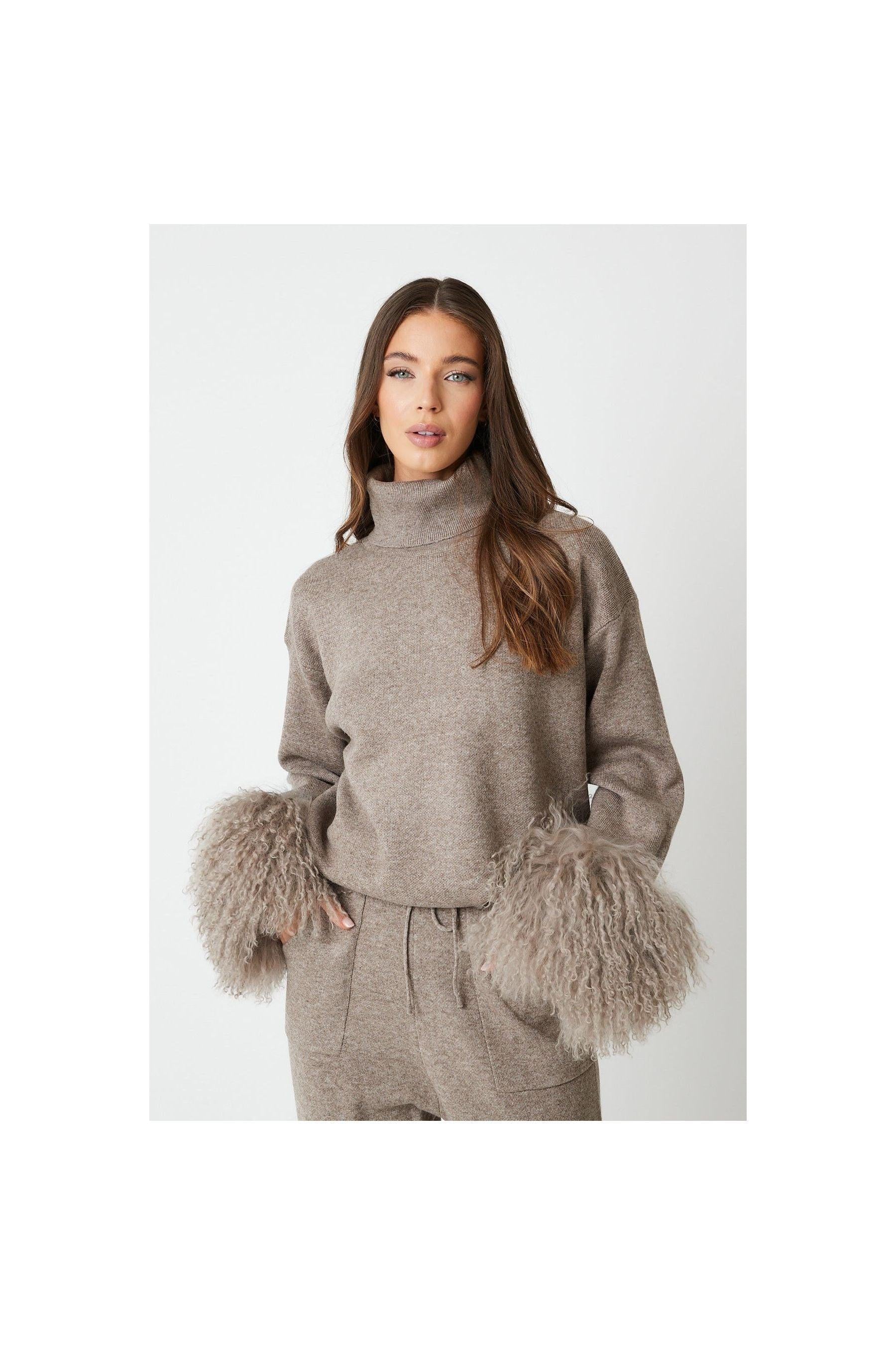 NOÉMIE – Elegantes Set mit abnehmbaren Fellärmeln.