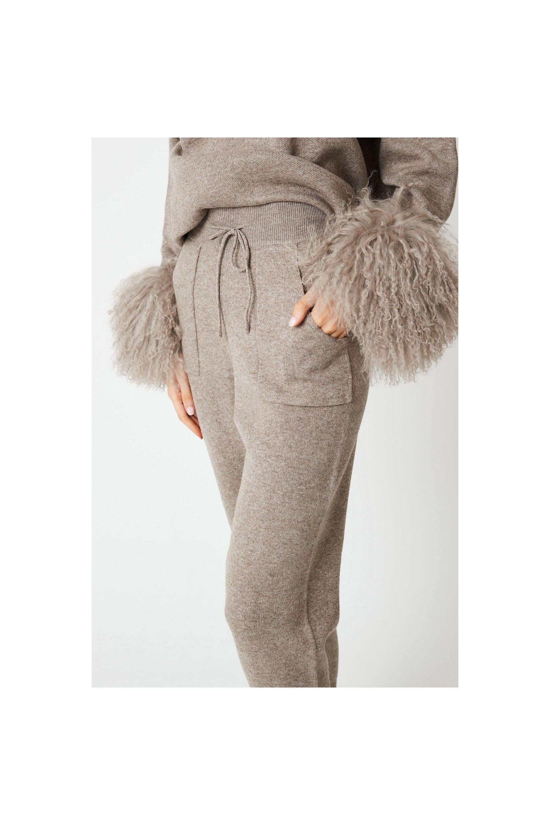 NOÉMIE – Elegantes Set mit abnehmbaren Fellärmeln.