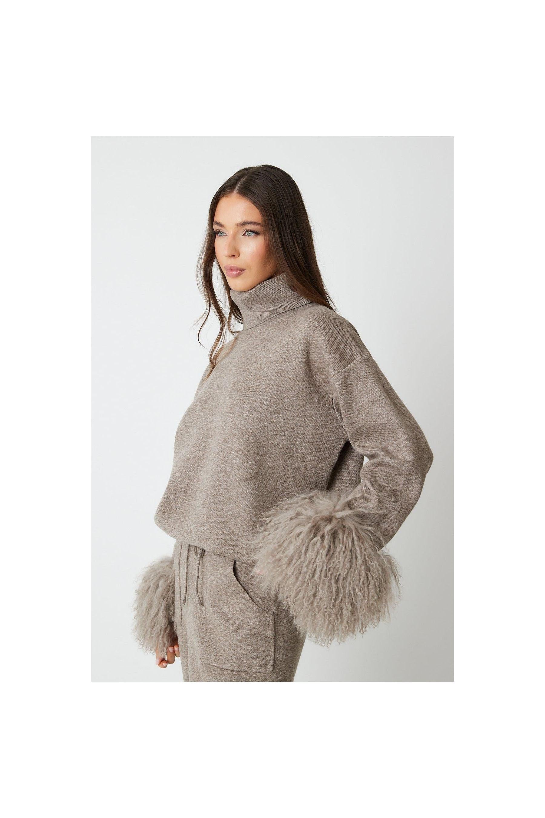NOÉMIE – Elegantes Set mit abnehmbaren Fellärmeln.