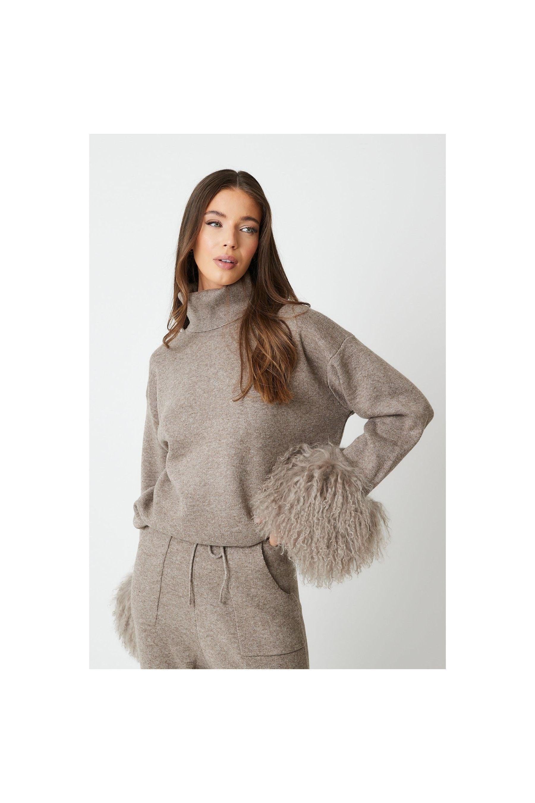 NOÉMIE – Elegantes Set mit abnehmbaren Fellärmeln.