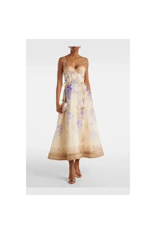 Romantisches Midikleid mit floraler Stickerei.