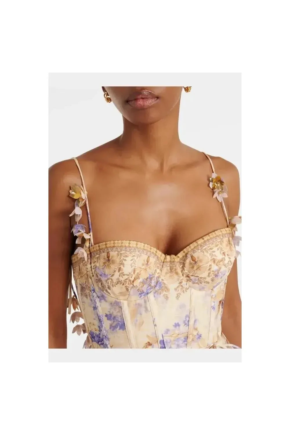 Romantisches Midikleid mit floraler Stickerei.