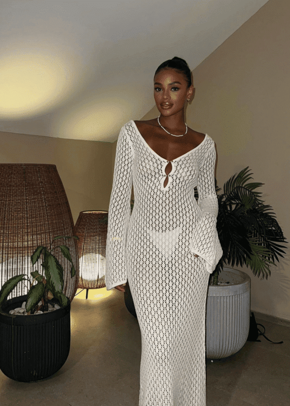 Luftiges Sommerkleid mit femininen Details und fließendem Schnitt für elegante Anlässe.