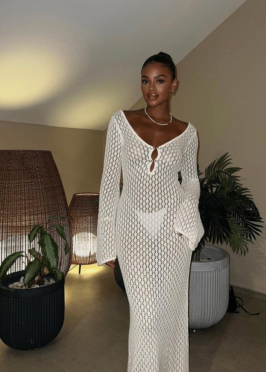 Luftiges Sommerkleid mit femininen Details und fließendem Schnitt für elegante Anlässe.