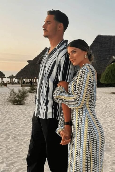 Beautiful maxi dress perfect for warm days and romantic evenings, made from lightweight cotton/viscose with breathable, soft fabric and a flowing cut.