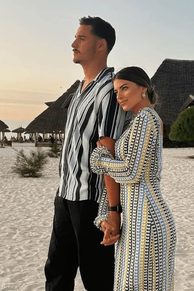 Beautiful maxi dress perfect for warm days and romantic evenings, made from lightweight cotton/viscose with breathable, soft fabric and a flowing cut.