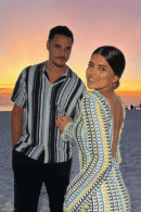 Ein schönes Maxikleid bei Sonnenuntergang am Strand getragen.